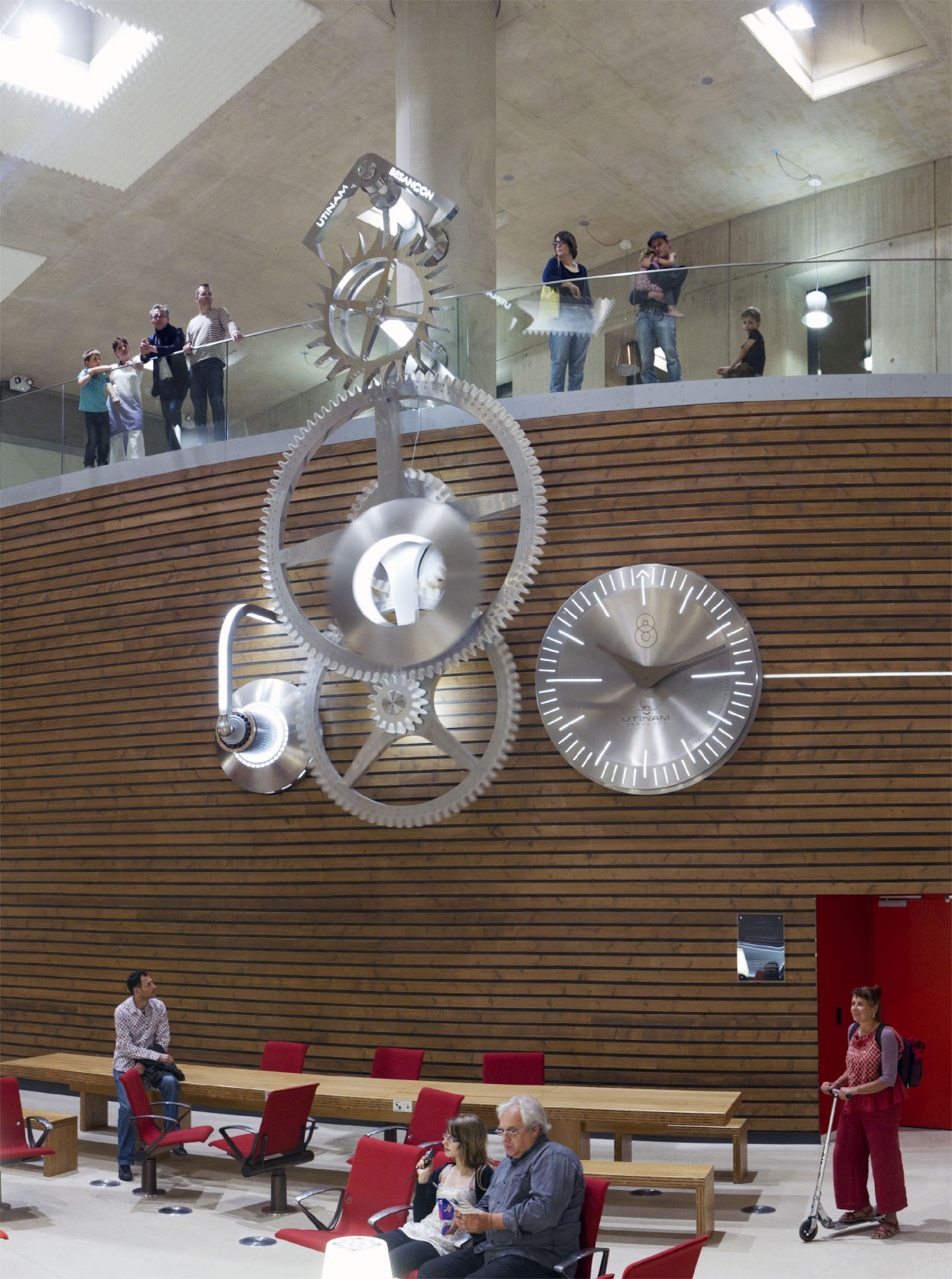 Horloges comtoises contemporaines design moderne utinam besançon philippe lebru horloge monumentale en gare