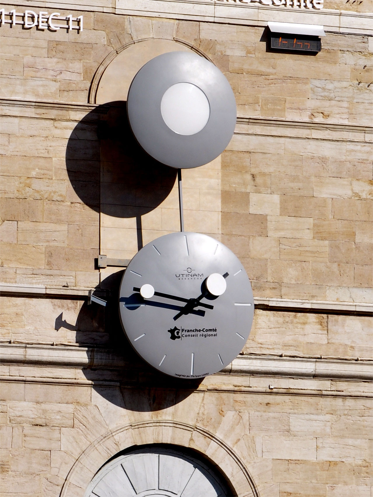 Horloges comtoises contemporaines design moderne utinam besançon philippe lebru horloge monumentale place de la révolution à besançon